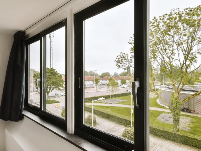 vista-ventana-interior-edificio-apartamentos-berlin-alemania-dia-nublado-nubes